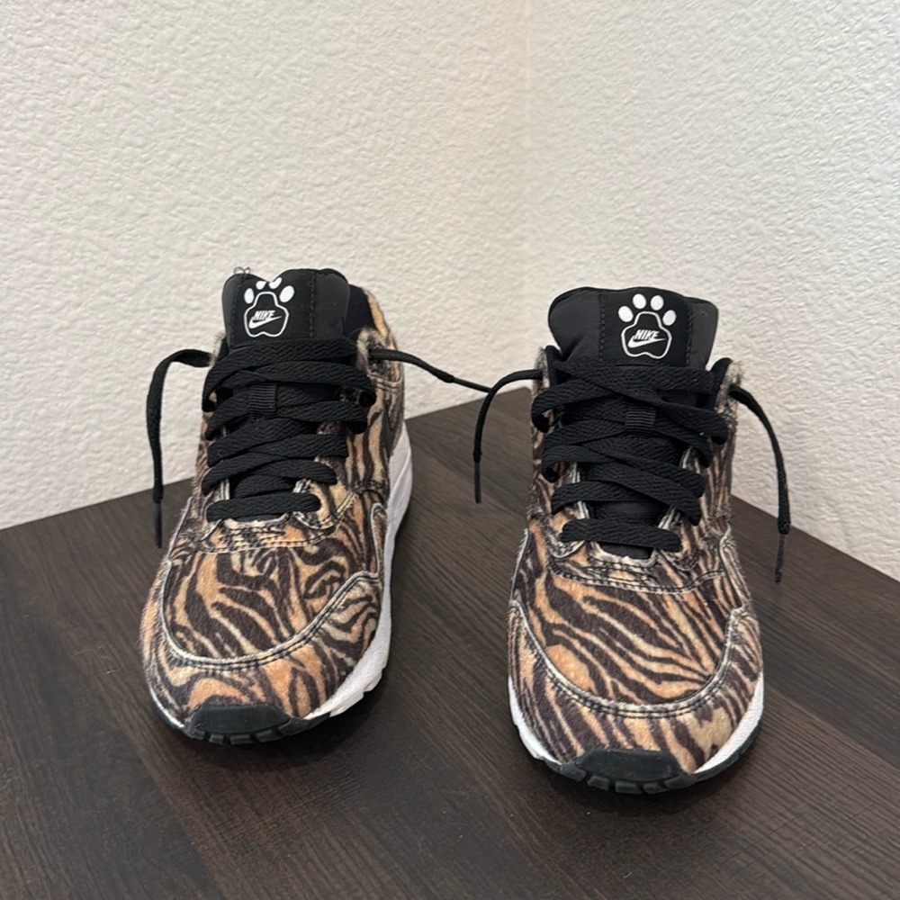 New never worn fur Nike air max